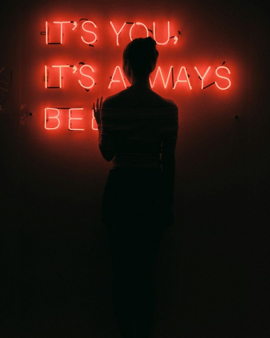 Model în studio, în lumina unui neon roșu